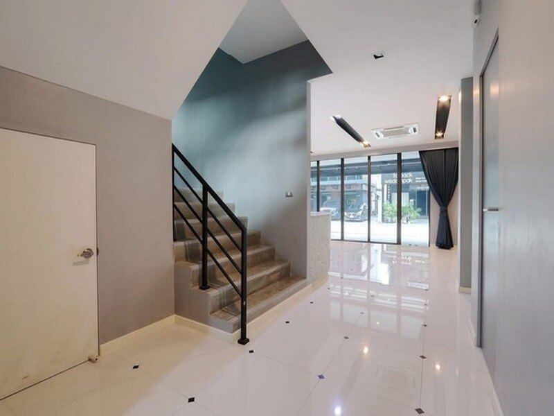 P3378 ขาย โฮมออฟฟิศ ดิสทริค เอกมัย รามอินทรา DISTRICT เหมาะซื้อทำออฟฟิศและอยู่อาศัย