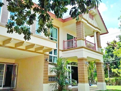 โรบินสัน ราชพฤกษ์ 2.4 กม. ให้เช่าบ้านเดี่ยว 2 ชั้น 5 นอน พร้อมเรือนรับรอง รพ.ปากเกร็ด 2 2.6 กม.หัวมุม 4น้ำ 121ตร.วา.พร้อมเฟอร์ฯ ติดถนนใหญ่