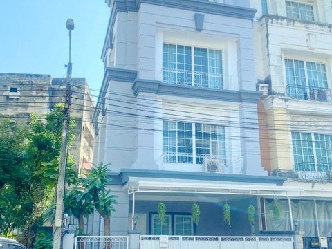 ซ.ลาซาล 40-42 ให้เช่าทาวน์โฮมสุดหรู 4 ชั้น หลังมุม 30ตร.วา. MRT ศรีลาซาล 1.5กม.ลาซาล อเวนิว 900 ม. แหล่งช้อปปิ้ง