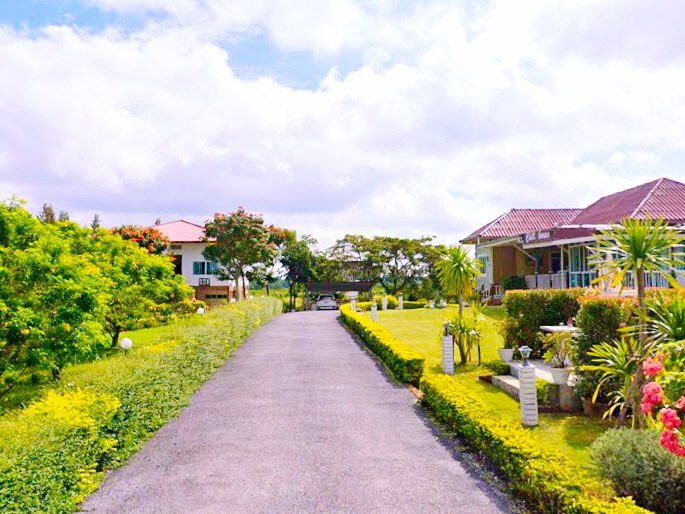 บ้านพักสไตล์รีสอร์ท ทองสมบูรณ์ 7 กม.ในเขาใหญ่-ปากช่อง 180 ตร.ม. 2 นอน 2 น้ำ บรรยากาศ เงียบสงบ ร่มรื่น วิวภูเขา ทิวทัศน์ที่ยอดเยี่ยมของภูเขา