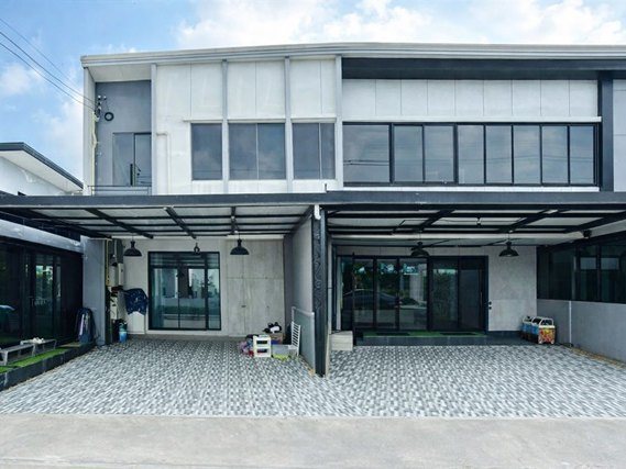 ทาวน์โฮม 2 ชั้น ใหญ่5นอน MRT ศรีกรีฑา 2.6 กม. ติดสระว่ายน้ำ พระราม 9-กรุงเทพกรีฑา  39 ตร.วา. 310 ตร.ม. ไบรตันคอลเลจ 2.2 กม.  3 น้ำ