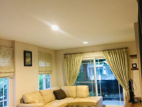 บ้านเดียวให้เช่าใกล้สนามบินสุวรรณภูมิ ม.มัณฑนา พระราม9-ศรีนครินทร์ มี3นอน 3น้ำ ตกแต่งสวย เฟอร์ครบพร้อมเข้าอยู่เช่า 55,000 บาท