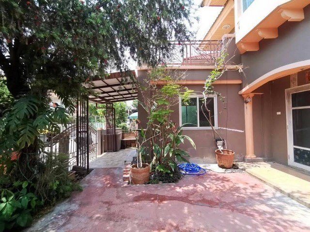 บ้านเนื้อที่ 38.50 ตรว. บ้าน  2 ชั้น 4 นอนห้อง (รวมห้องนอนล่าง ) 2 น้ำ จอดรถ  1 คัน ทิศตะวันออก ครัวนอกบ้าน  มีระเบียงกว้างชั้น 2 บรรยากาศดี