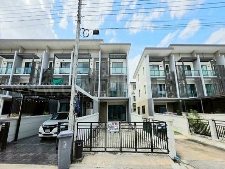 ทาวน์โฮม ทาวน์ อเวนิว เมิร์จ รัตนาธิเบศร์ ทำเลดี  หลังมุม สภาพใหม่มาก MRT บางรักใหญ่