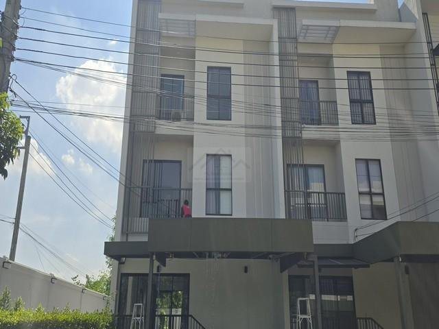 ให้เช่าโฮมออฟฟิศ3ชั้นย่านกรุงเทพกรีฑาโครงการVilla Alberoกรุงเทพกรีฑา15-1 ห้องมุมหลังใหญ่ ใกล้นานาชาติWellington