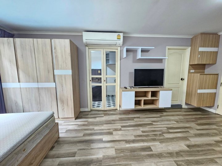 For Rent  :  ให้เช่า ลุมพินี เพลส นราธิวาส-เจ้าพระยา รีโนเวทเอี่ยม  รูปแบบ 2 ห้องนอน  ค่าเช่า 23,000 บาท/เดือน  รวมค่าส่วนกลาง  (พร้อมอยู่)