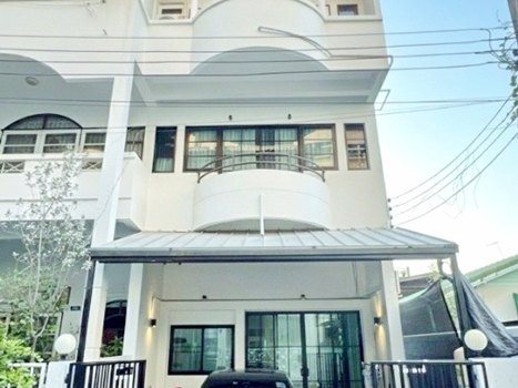 เซ็นทรัล ลาดพร้าว 1.0กม. 3-4นอน MRTลาดพร้าว 400ม. 8แอร์ ลาดพร้าว1-15 ให้เช่าทาวน์โฮมหลังมุม3ชั้น 50ตร.วา. 200 ตร.ม.  รร.นานาชาติ KIS 3กม.