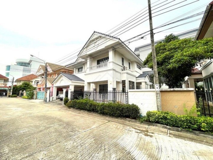 ให้เช่าบ้านเดี่ยว 2 ชั้น 65 ตรว. 3 ห้องนอน บ้านกรองทอง พัฒนาการ 32 ใกล้ทองหล่อ 5 กม. เหมาะอยู่อาศัยหรือทำโฮมออฟฟิศ **เลี้ยงสัตว์ได้