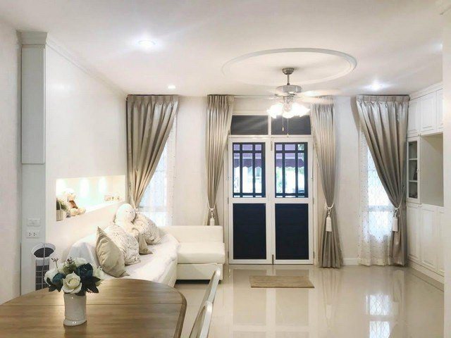 P1858 ให้เช่าทาวน์โฮมหรู 3 ชั้น หมู่บ้านลีออง ซอยสุขุมวิท 62 Leon Sukhumvit 62 ตกแต่งสวยพร้อมเข้าอยู่