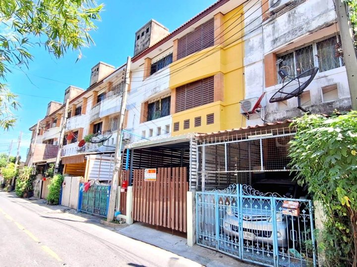 townhome - 4000000 B. 3นอน ใหญ่ขนาด 16 SQ.WA ไม่ไกลจาก ใกล้สำนักงานขนส่งจังหวัดนนทบุรีและที่ตรวจสภาพรถ ตรอ. อยู่เพียงปากซอย ใกล้โรงพยาบาลทรวงอก ใกล้ไปรษณีย์ไทยสาขานนทบุรี ใกล้บริษัทโทรคมนาคมแห่งชาติ  ใกล้การไฟฟ้านครหลวงนนทบุรี ใกล้โรงเรียนนนทบุรีพิทย
