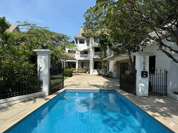 ซอยเสรีไทย 51-61Fashion ให้เช่าคฤหาสน์ Pool Villa 3ชั้น 200ตารางวา 1,200ตรม. Chocolate Ville 2.1 กม. 4นอน ใ 3น้ำ  สนามกอล์ฟ 18 หลุม