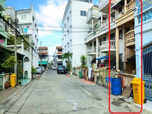 BRT วัดปริวาส 1 กม.สาธุประดิษฐ์45-53 6นอน ให้ทาวน์เฮ้าส์  3 ชั้นรีโนเวทใหม่ 21 ตร.วา. 250 ตร.ม.