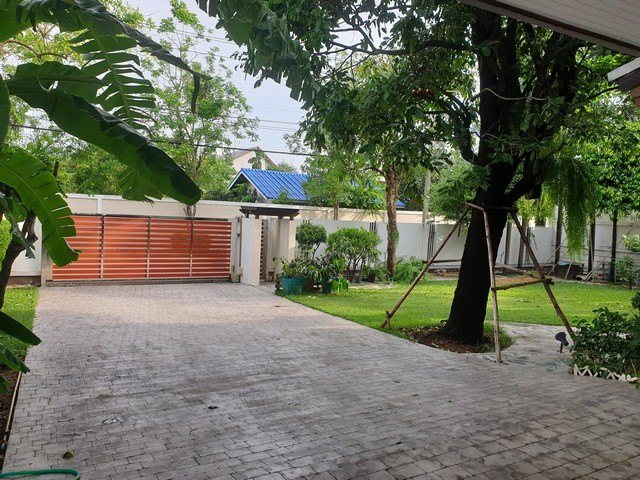 ให้เช่าบ้านเดี่ยว เลียบด่วนเอกมัย - รามอินทรา ประดิษฐ์มนูธรรม ลาดพร้าว หมู่บ้านลาดพร้าว Exclusive ตรงข้าม เดอะคริสตัล