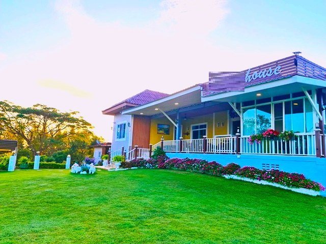 บ้านพัก วัดลำทองหลาง 1.9 กม. ทองสมบูรณ์ 7 กม.180 ตร.ม. เขาใหญ่-ปากช่อง 2 นอน 2 น้ำ บรรยากาศ เงียบสงบ ร่มรื่น วิวภูเขา ทิวทัศน์ที่ยอด