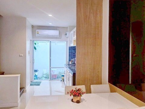 รร.เตรียมน้อม 475.ม ให้เช่าทาวน์เฮาส์หรู 3 ชั้น   MRTสัมมากร 700 ม.ถนนรามคำแหง 140–146  สุขาภิบาล 3 วงแหวนตะวันออก3นอน 3น้ำ