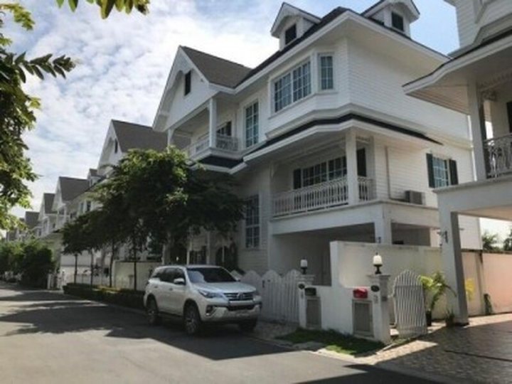 HR 10097 ให้เช่าบ้านเดี่ยวหลังใหญ่ สไตล์ยุโรป 3 ชั้น วิวสระว่ายน้ำ 4 ห้องนอน Fantasia Villa 3 ซอยสันติคาม14 (สุขุมวิท109) ใกล้ BTS แบริ่ง