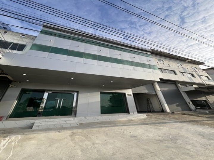 ให้เช่าสำนักงานออฟฟิต พร้อมโกดัง  ตึก 3ชั้น ถ.กิ่งแก้วบางนาตราด ใกล้สนามบิน